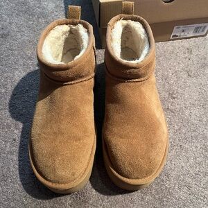 Size 6 classic mini platform.  In good condition